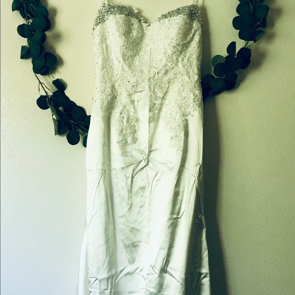 Dresses & Skirts - Never worn wedding dress size 16